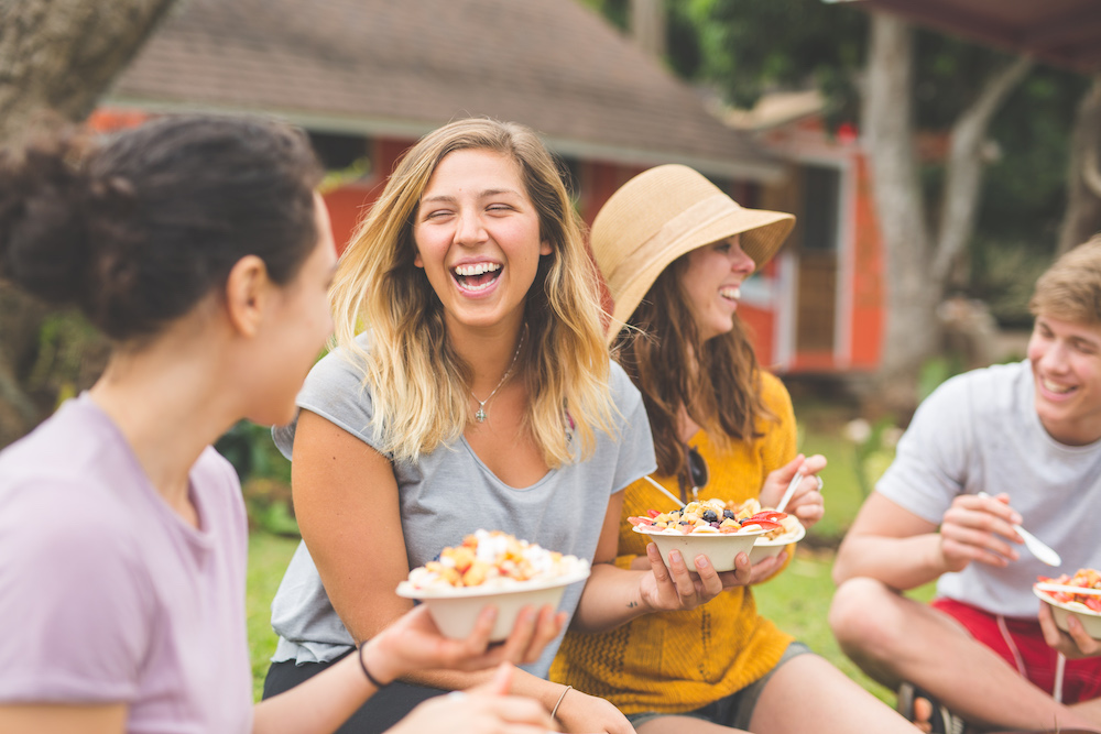 friends eating food outside 